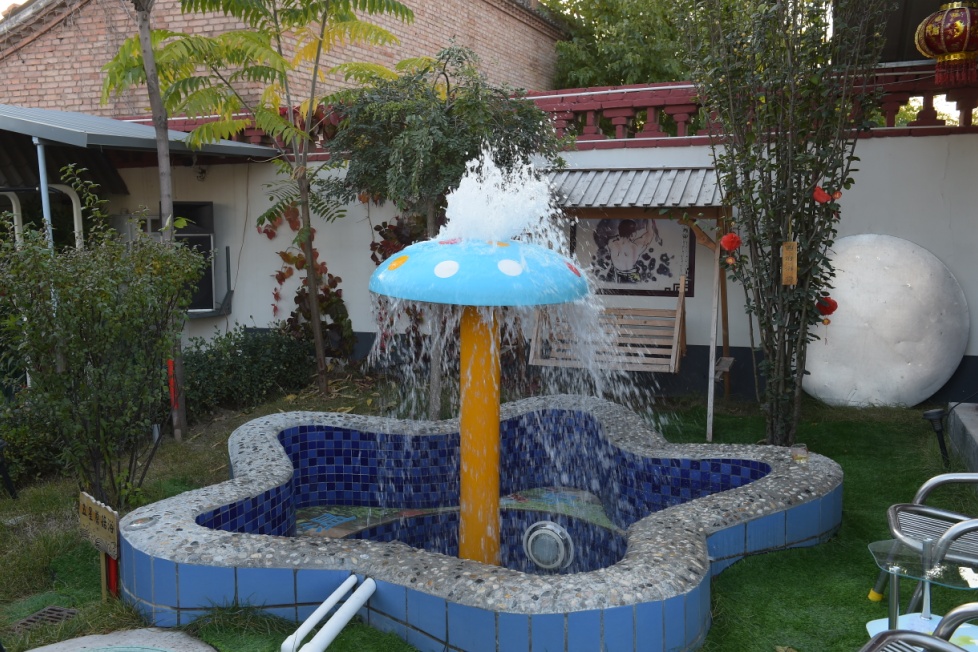 温泉泳池游泳,打卡美丽乡村建设