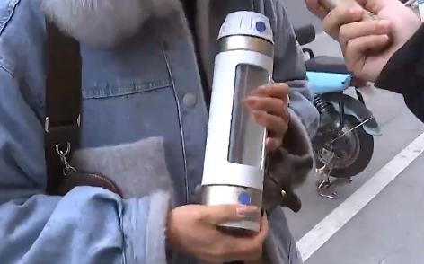 女子4000块保温杯被开水烫坏,高科技水杯被服务员倒热水