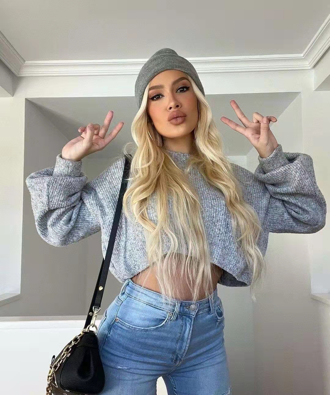 超敢说!皇马中卫性感女友直播吐真言,称不是球员们的战利品