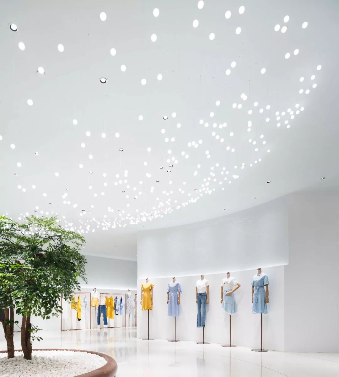 这个品牌把星空搬进店里，路过的人都大呼：太惊艳了