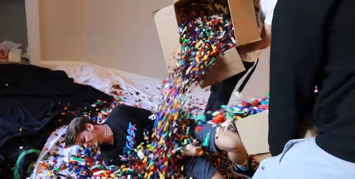 用100万个海洋球填满房间,50万个海洋球装在房间