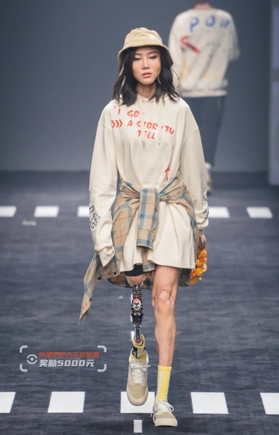 广东一独腿小伙拄双拐飞奔射门,独腿男子拄拐踢球