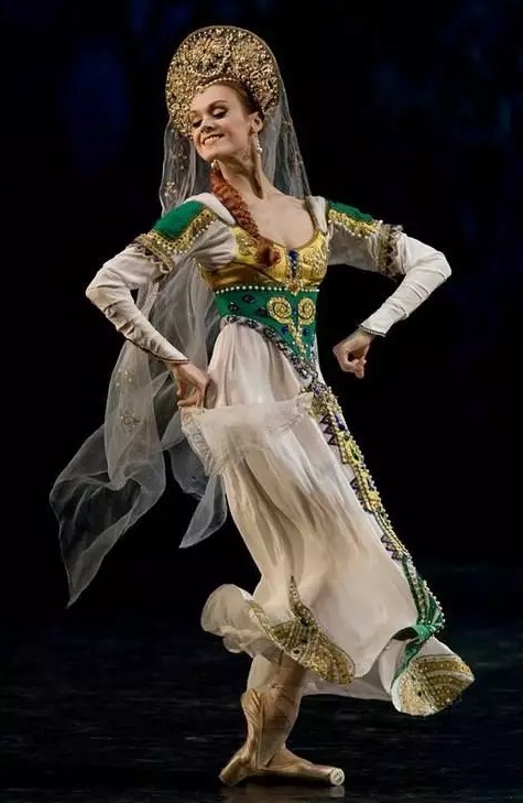 一个动作矫正含胸驼背，练就完美肩颈线