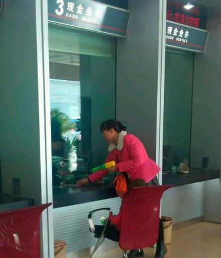 穿高跟鞋踢后卫,穿高跟鞋踢球把球踢破