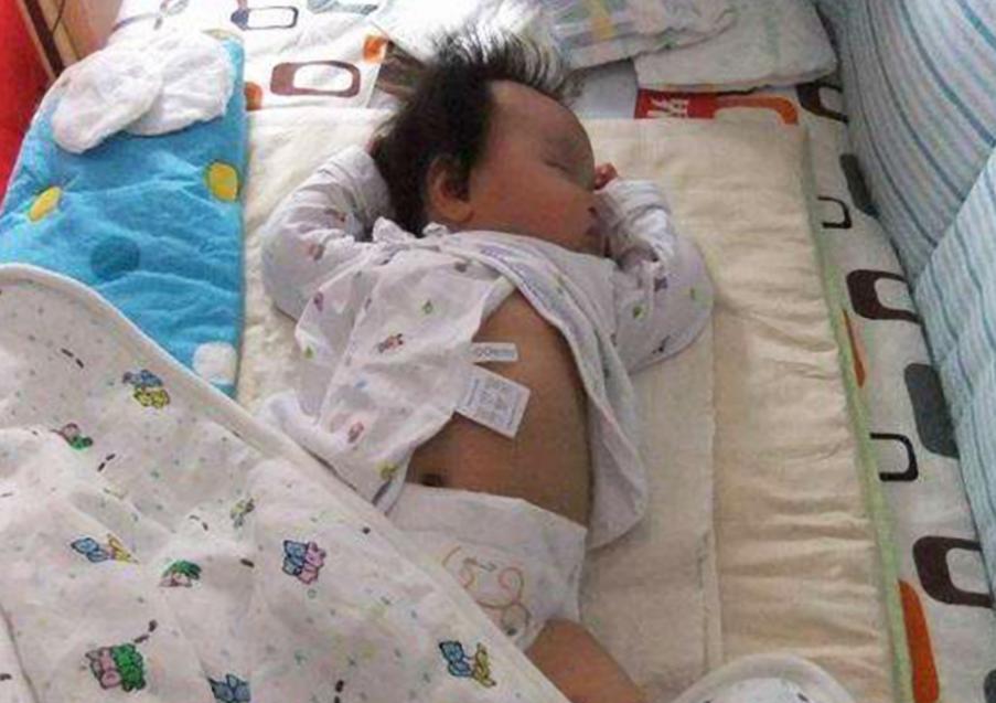 孩子睡觉总踢被子用盖吗,孩子睡觉喜欢踢妈妈肚子睡觉