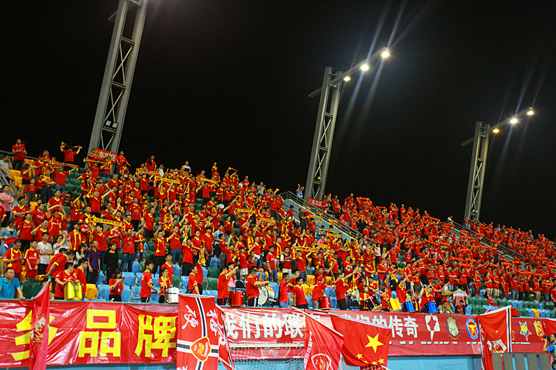 球迷为中国足球现场加油助威,球迷为中国男足呐喊加油