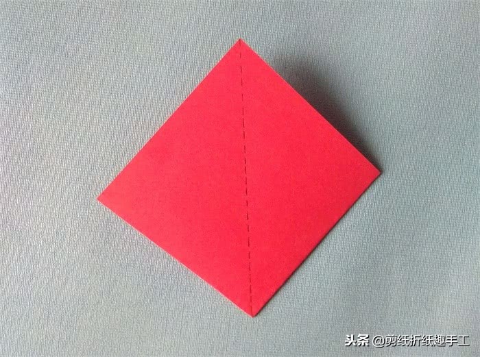 对折两次剪出四只蝴蝶,剪出四只蝴蝶