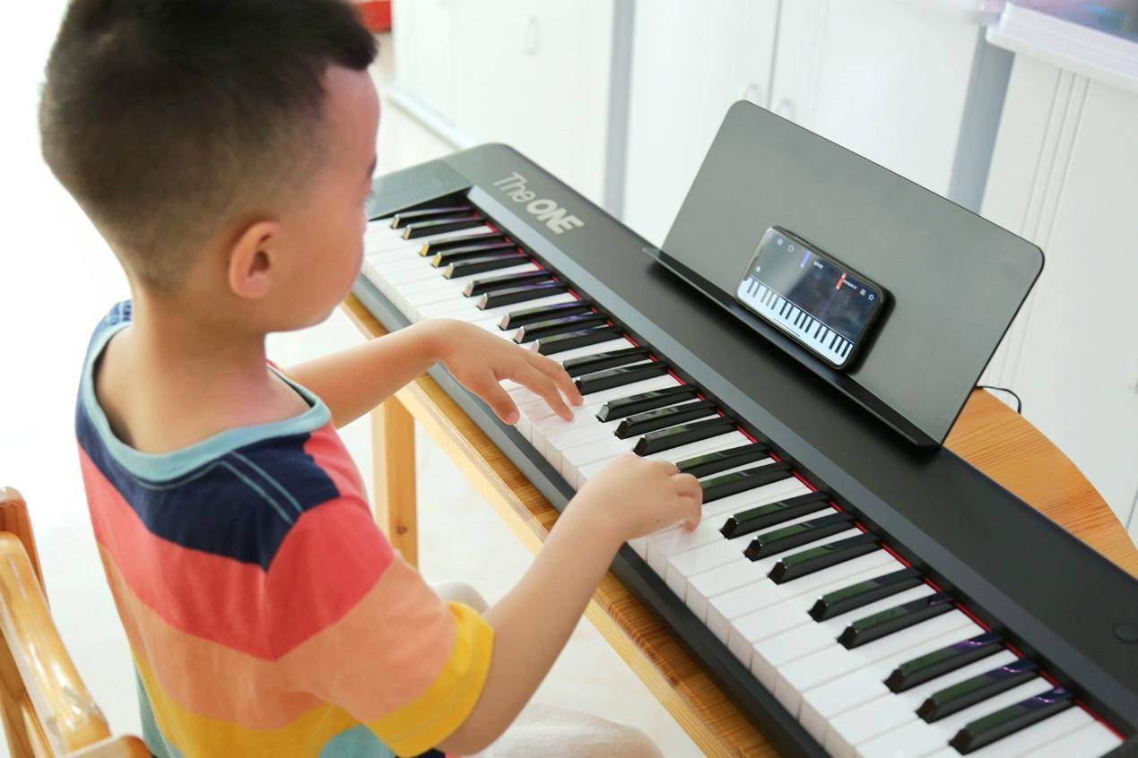 theone智能钢琴连接其它乐器,学会钢琴再弹电子琴