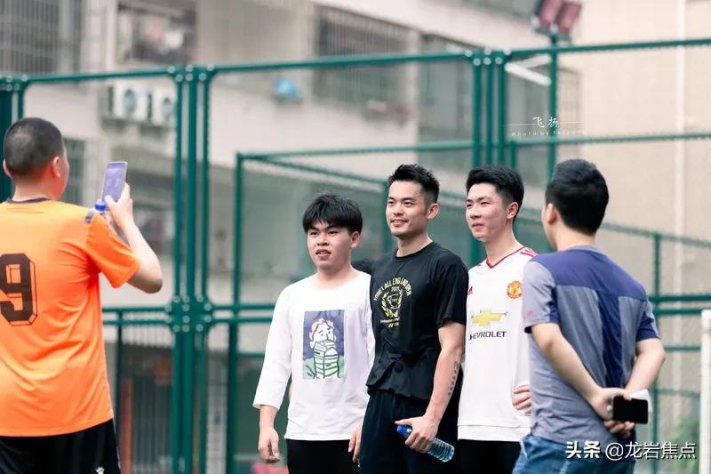 林丹脚踢球,林丹回到球场赢了