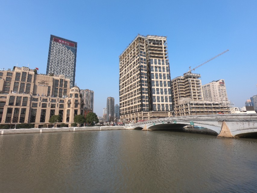 实拍上海干净的街道市容，不愧是一线城市，和你心中的魔都一样吗