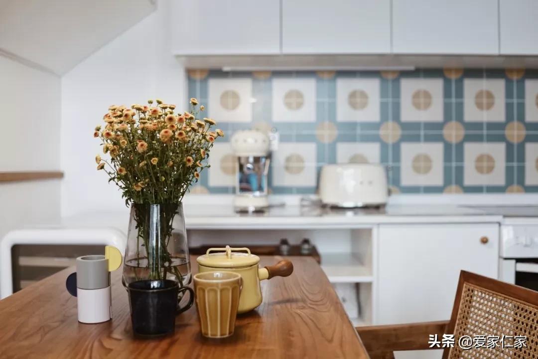 她买下32㎡上海老旧学区房，为女儿打造小桃园，20㎡超舒适大庭院