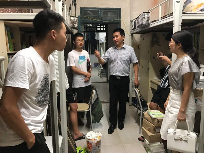 大一就被室友孤立了怎么办,大一新生宿舍床铺怎么抢