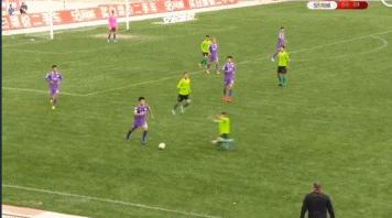 遭对手暴力飞铲,中甲被肘击者吃红牌裁判