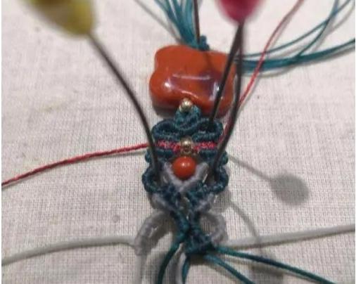 小孔转运珠编绳手链教程,2个珠子的小挂坠