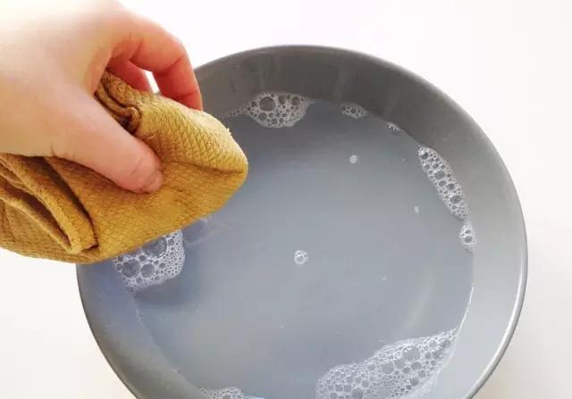 拿这个擦一擦包包，跟新买的一样