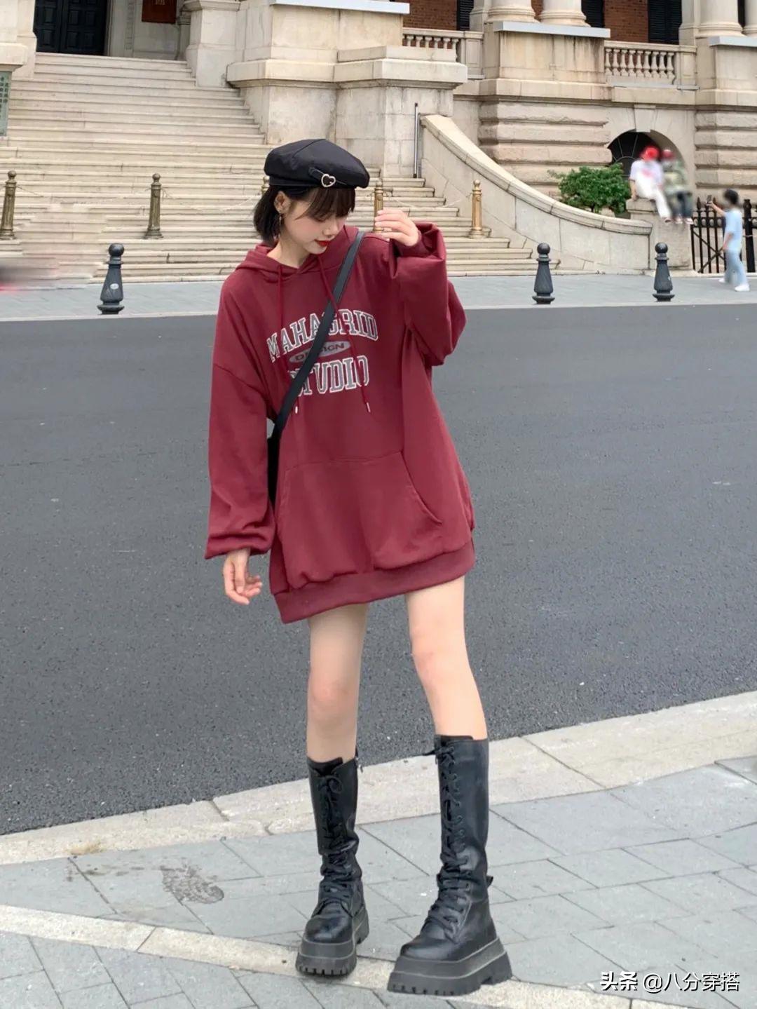 中长款卫衣怎么搭配才好看秋天,秋天冬天穿卫衣怎么搭配裤子