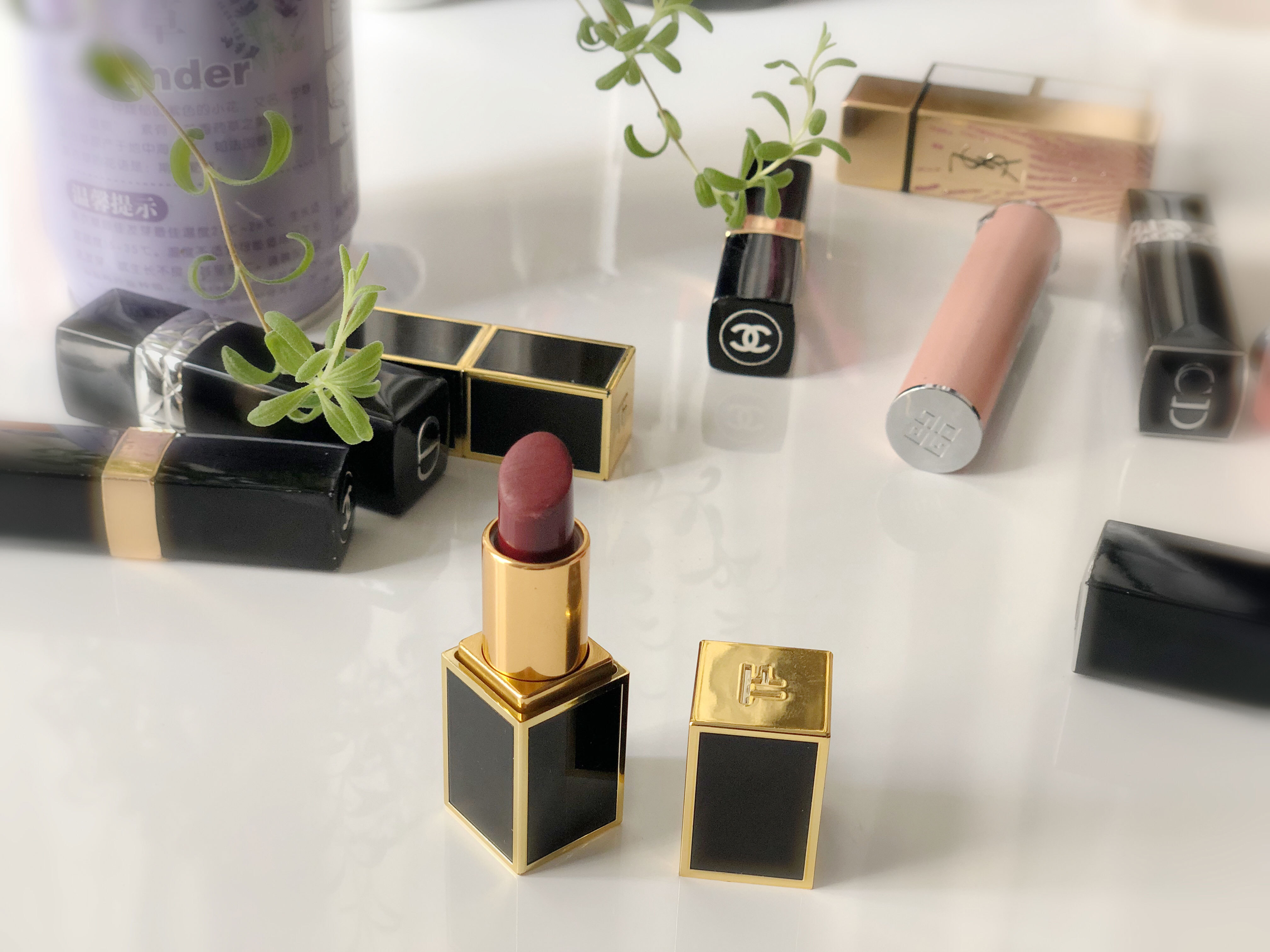 你可以没有爱情但不可以没有面包,可以没有爱情不能没有口红和香水