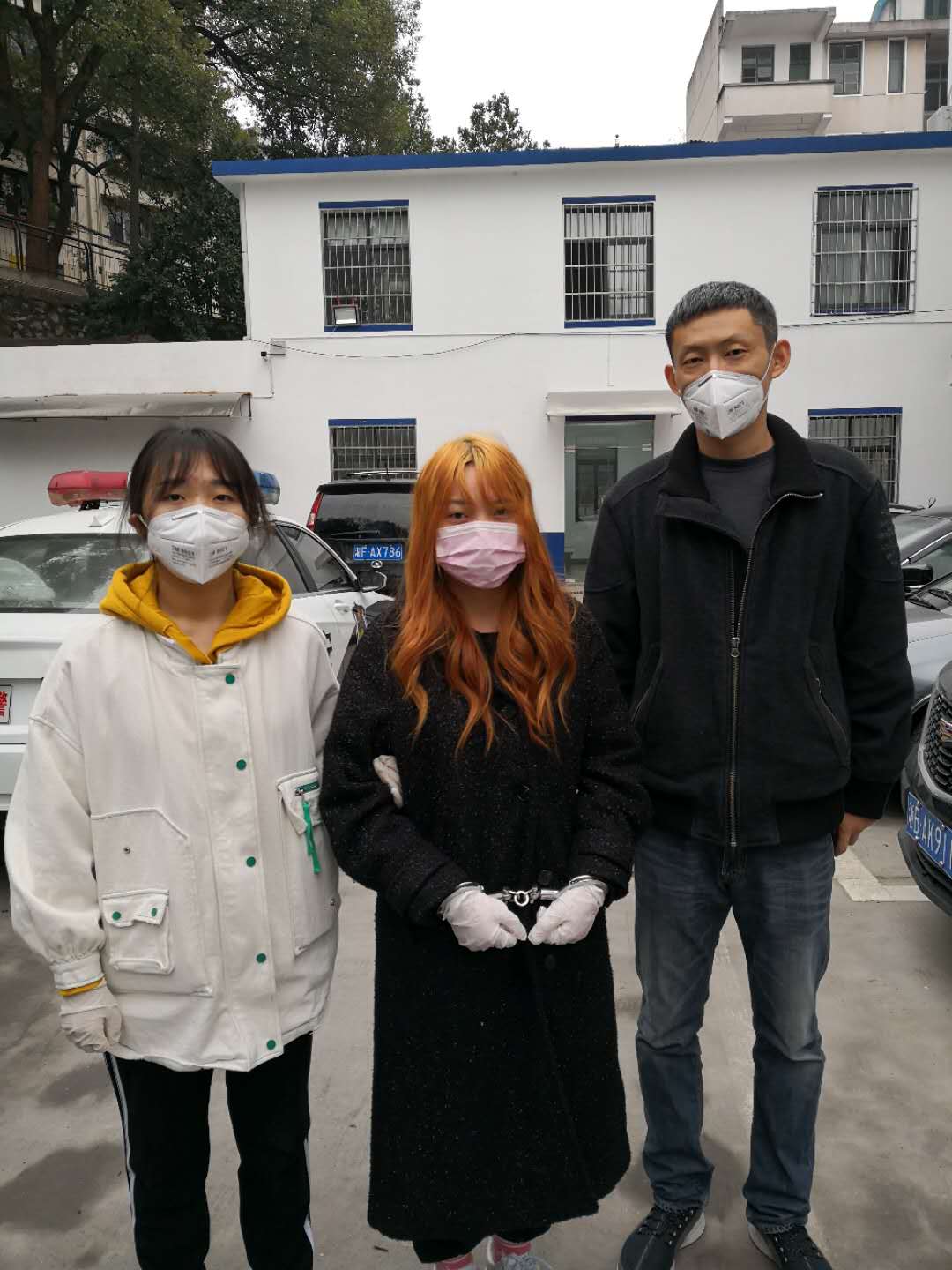 不法分子诈骗卖口罩,民警训斥骗买口罩的人