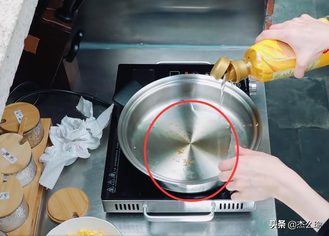 吉娜弹钢琴林依轮,吉娜林依轮倒水