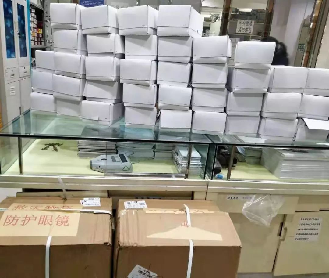 眼镜人在行动|疫情下的「空城」重庆，爱心在蔓延