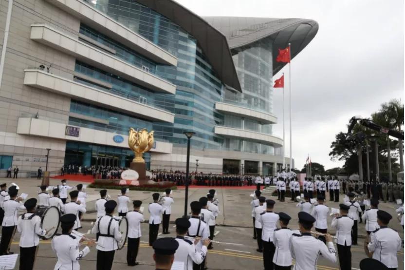 这个七一：香港贺建*党**，庆回归，首次中式步操升旗礼
