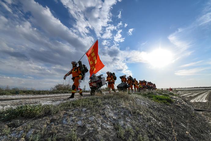 烈火英雄消防员们不惧怕不退缩,新疆消防一往无前