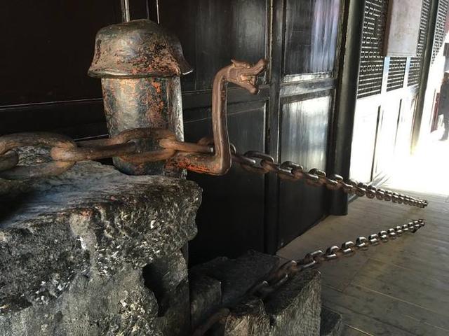 泸定桥上的铁索铁环是怎么悬空的,泸定桥上的大铁环是怎么修上去的