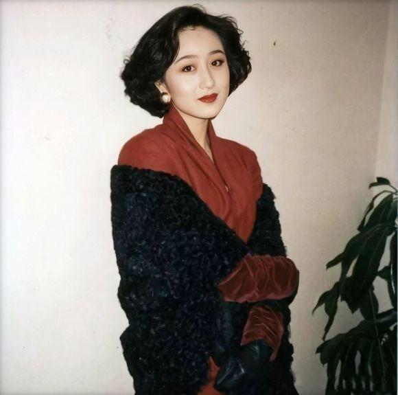 李连杰妻子62岁利智近照曝光,李连杰妻子58岁老态脖颈皮肤抢镜