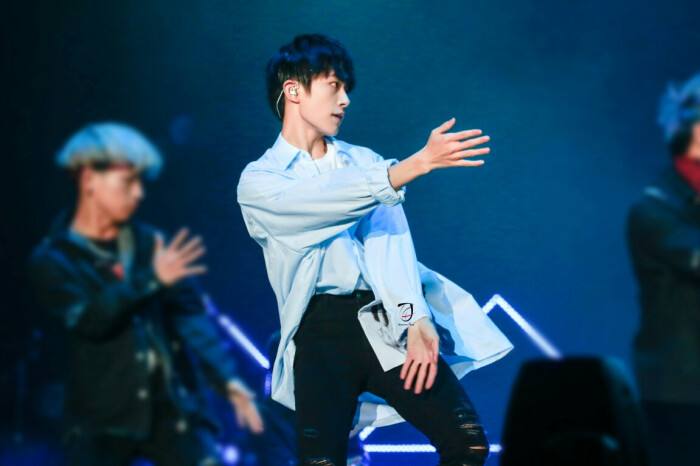 易烊千玺舞蹈客观评价,易烊千玺在韩国参加节目