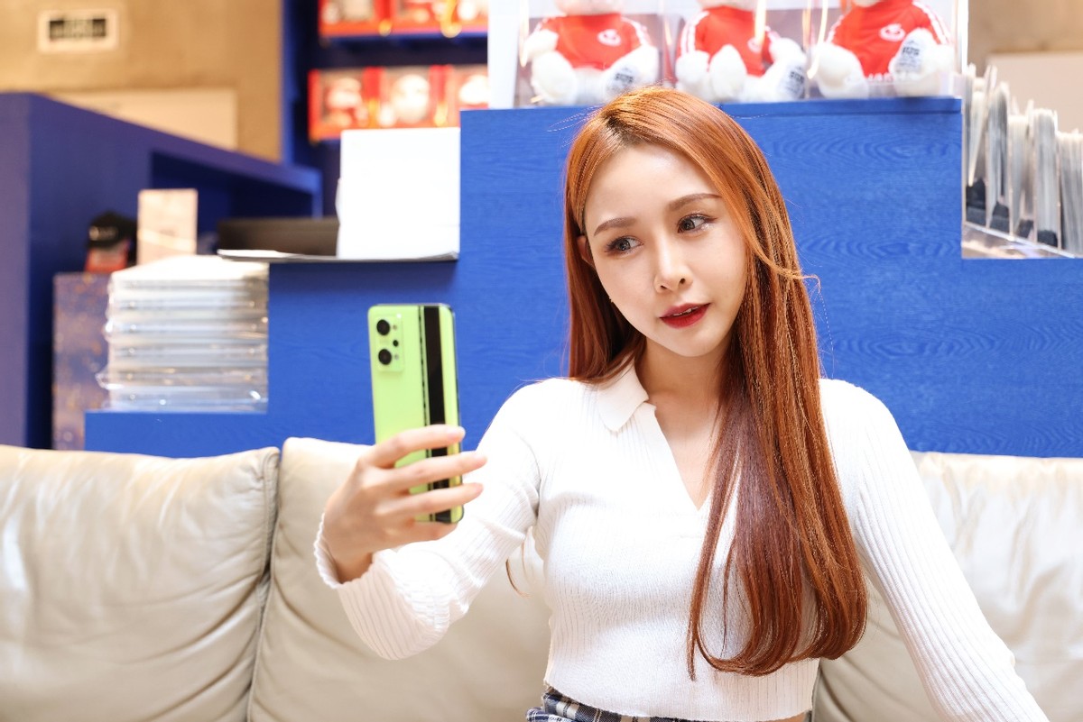 realmegt2对比iqooneo5s,realme真我gtneo2上手体验