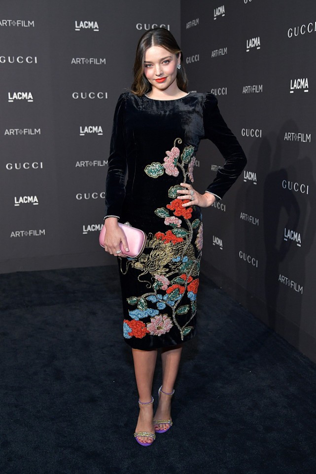 米兰达可儿露腰白裙,米兰达可儿年轻时尚