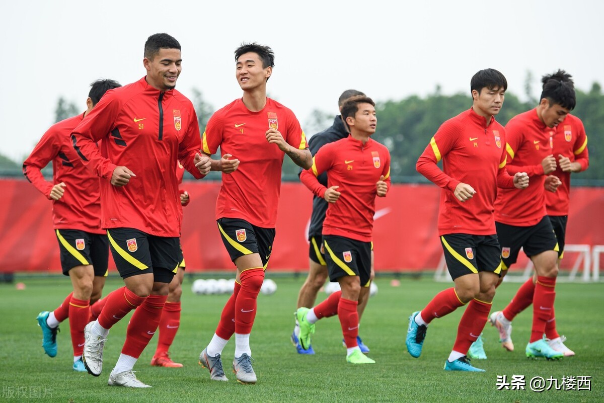 国足张稀哲和蒿俊闵的对比,国足核心韦世豪对阵泰国