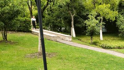 多种路面通过性强，试玩有酷炫灯效的乐行天下E3平衡车