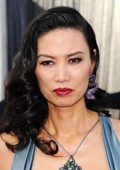 王薇薇42岁第一件婚纱,72岁婚纱女王王薇薇生日照曝光