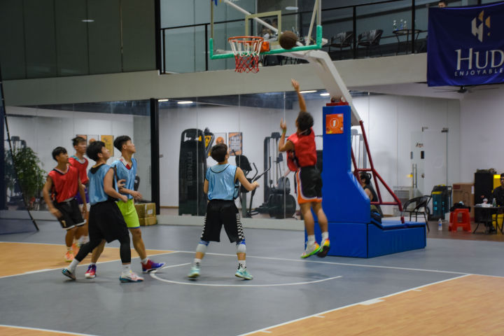 在叩丁狼1024怎么过？当然是“打爆”校长，挑战高颜值篮球博主