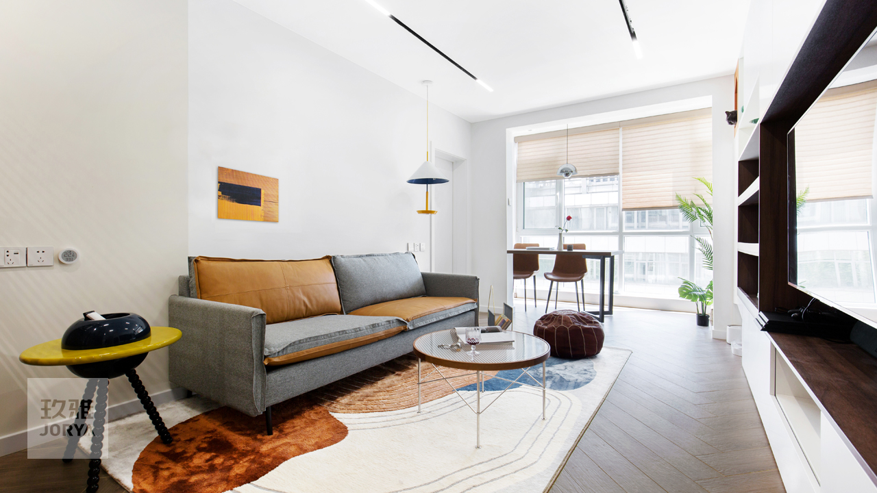 这家的电视柜既能收纳，也是喵星人乐园​