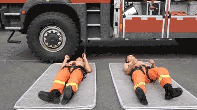 消防员训练震撼的场景,消防员基础体能训练动作大全