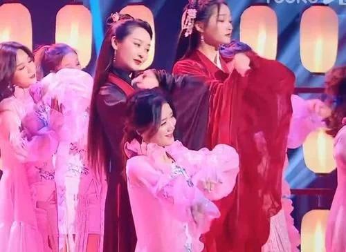 很奇怪没灵魂?“格格”跳舞秀大长腿被批既破坏美感又毫无风情