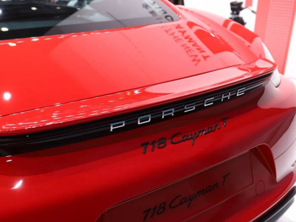 23岁女总裁提劳斯莱斯,23岁美女提车保时捷