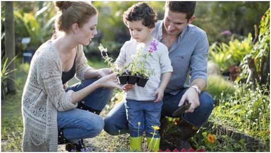 一群学生在雨天为老人撑伞感人,小学生为老人做好事