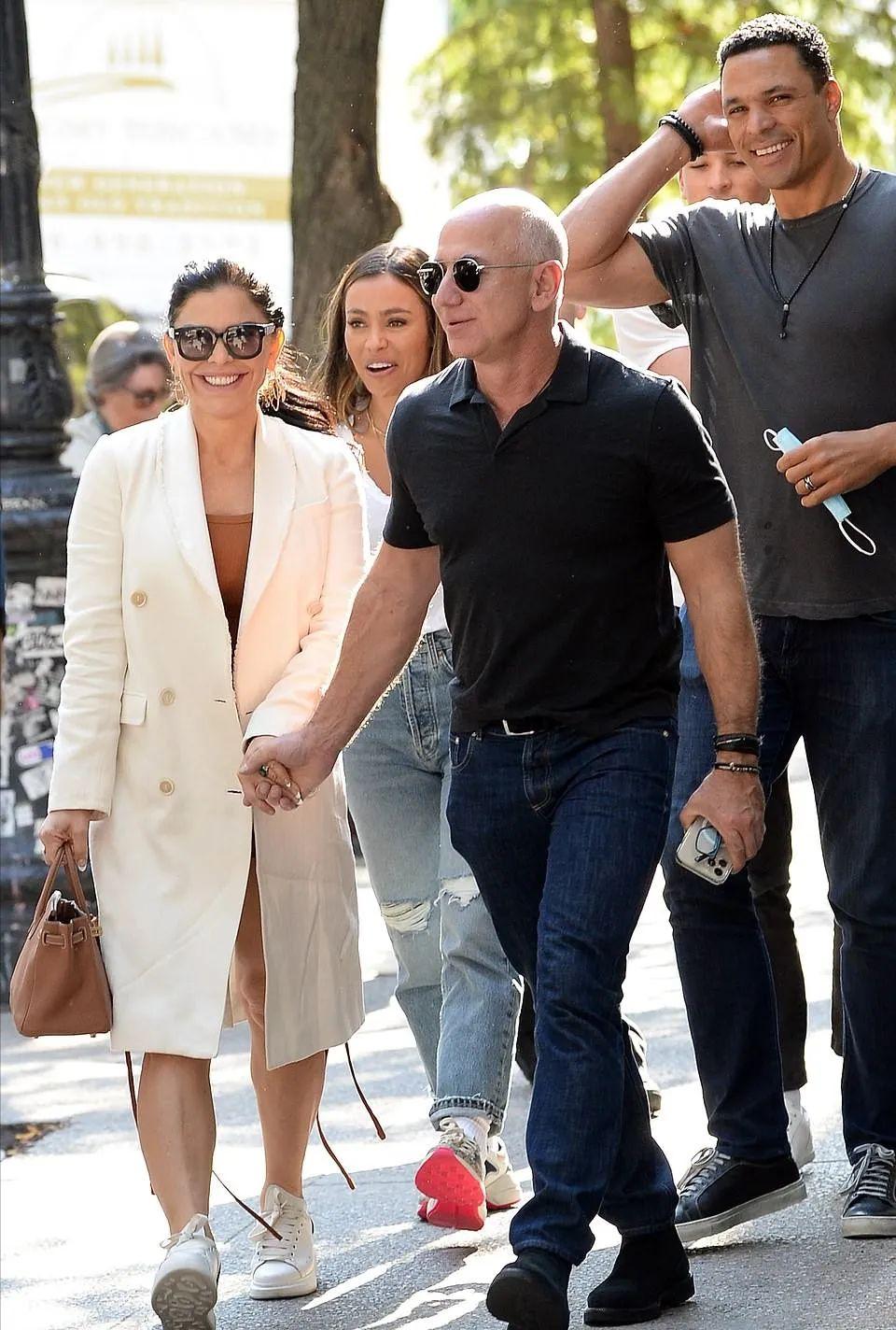 贝佐斯女友当街亲他一脸口红，浑身巨钻，富婆气息，转正的节奏？