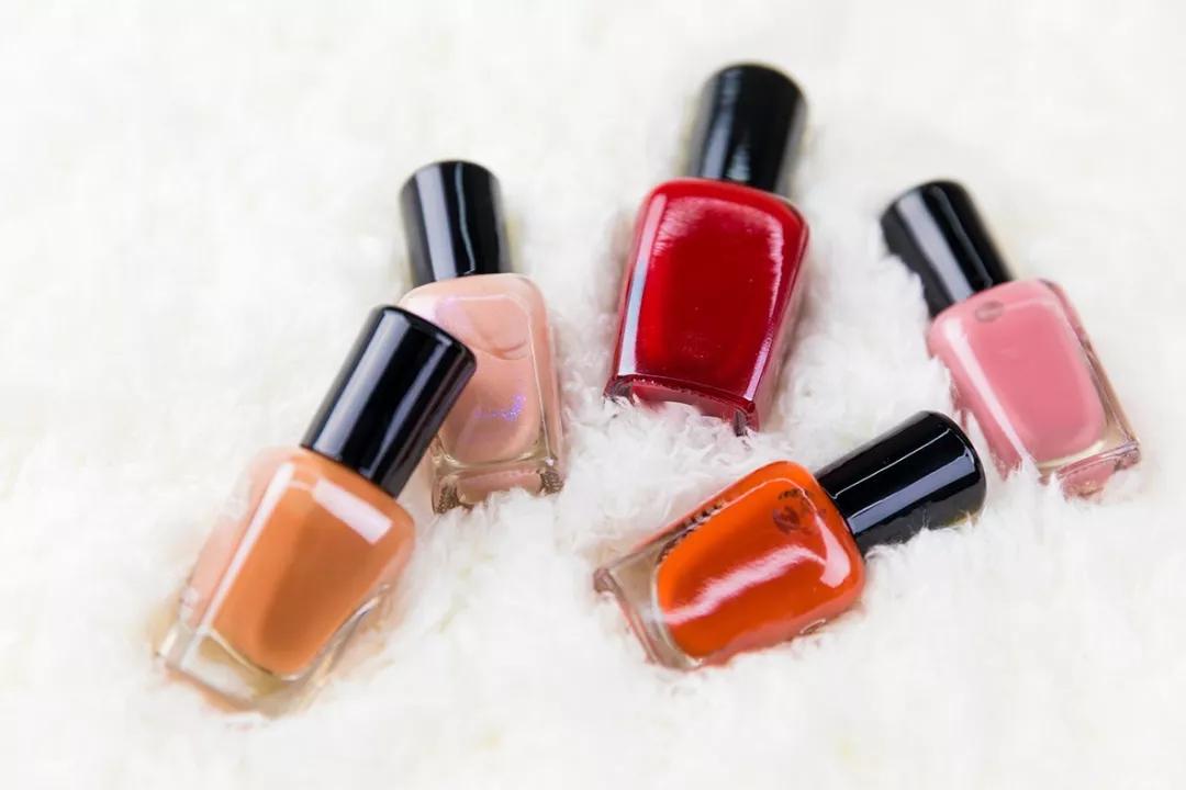 “我哺乳期可以做美甲吗？”“你又不用指甲喂奶。”