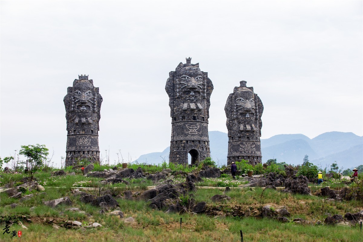 距离重庆主城5小时的边缘小城，鲜花怒放，更有奇妙文化待你赏析