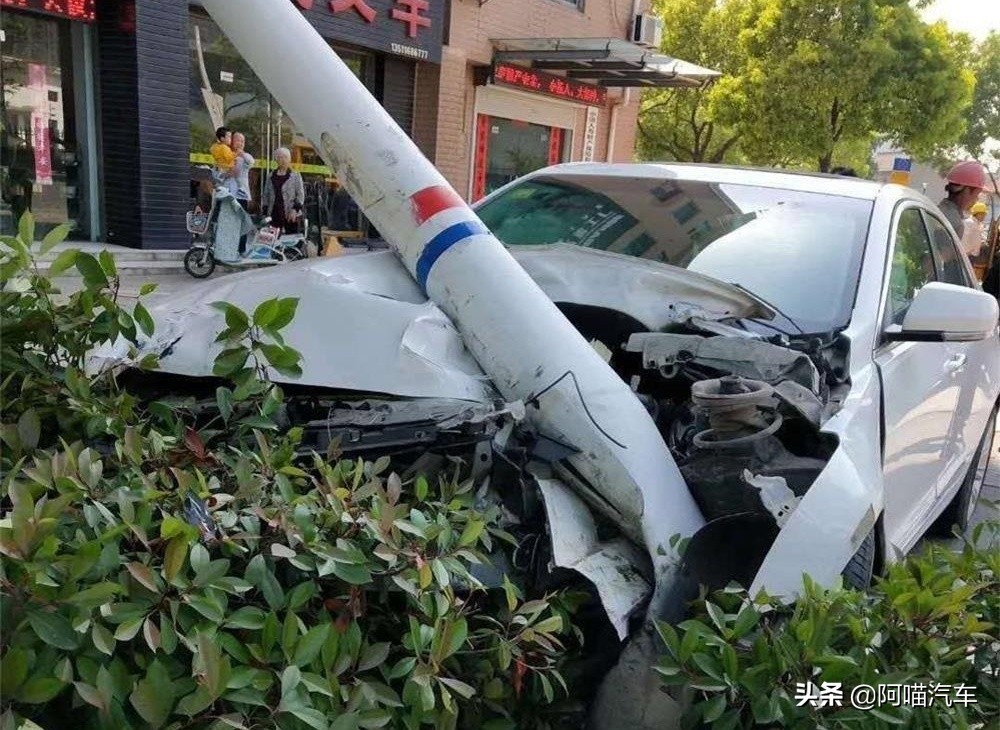 开车上路撞到路上东西赔多少,开车不小心被撞了要怎么赔偿