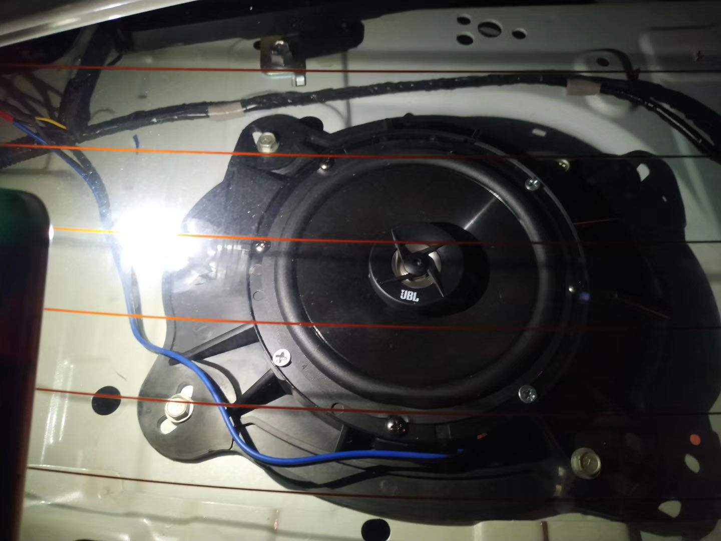 同村老表想升级音响,要能听能炸不占空间还要原车风格