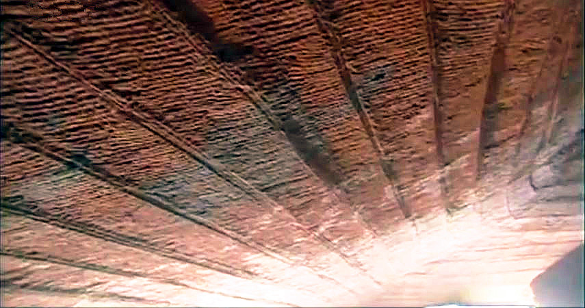 小水塘下藏着巨大山洞,水塘抽干水后专家竟然发现宫殿