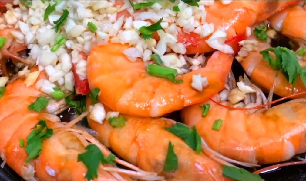 水煮大虾时,直接下锅煮是错误的,牢记2个诀窍,大虾鲜嫩还不腥