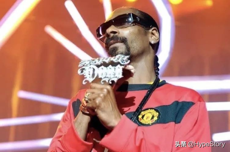 他是西海岸教父级的说唱歌手,也是足球圈最拽的球衣狂魔