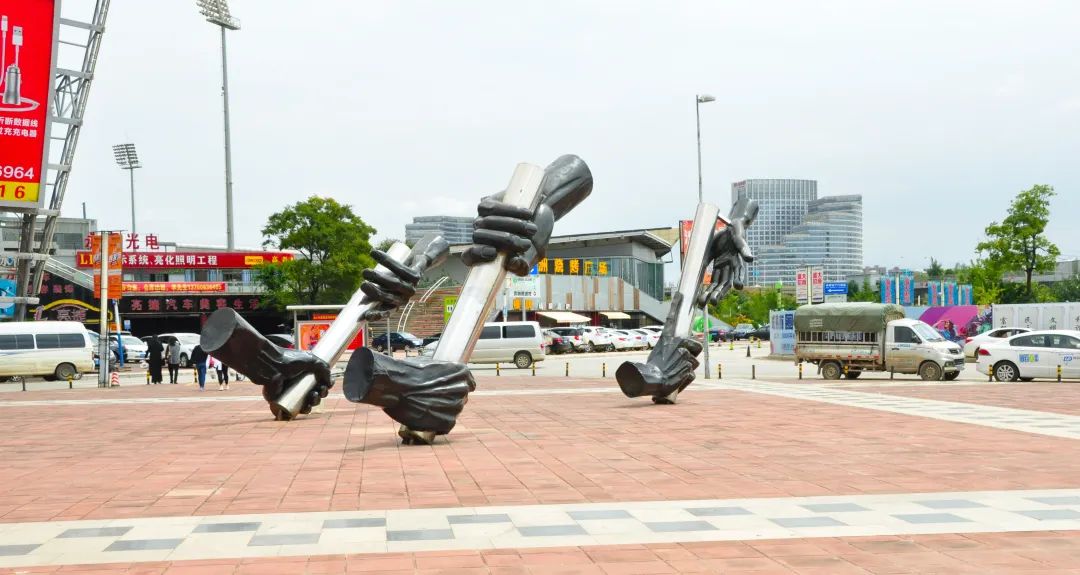 生命运动的颂歌──新亚洲体育城体育艺术广场系列雕像欣赏