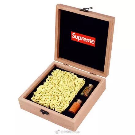 辣眼睛雷人服装,辣眼睛的红衣服